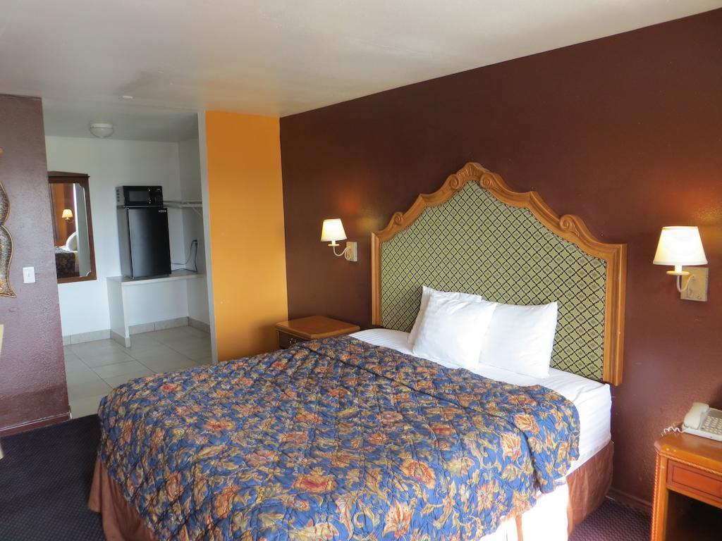 Crown Motel Las Vegas Room photo