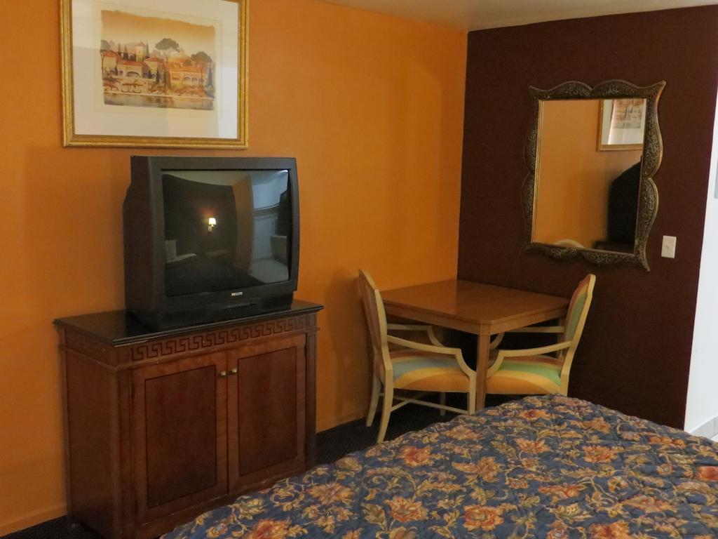 Crown Motel Las Vegas Room photo
